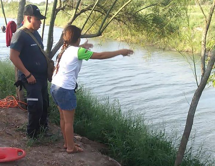 Tania Vanessa Ávalos of El Salvador speaks with Mexican authorities after her husband and nearly two-year-old daughter were swept away by the current.