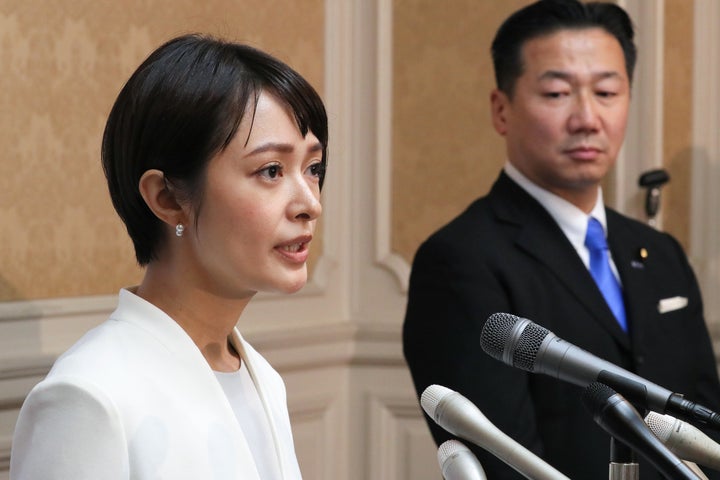 立憲民主党の比例代表候補として出馬することが決まり、記者会見するタレントの市井紗耶香氏(左)。右は同党の福山哲郎幹事長=6月26日午後、国会内