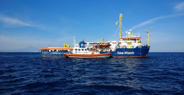 A Lampedusa per opporci alla disumanità