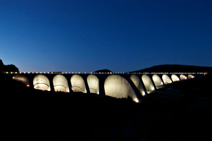 Le barrage Daniel-Johnson, anciennement connu sous le nom de Manic-5 et construit de 1959 à 1970, est un barrage à arcs multiples sur la rivière Manicouagan. Il est situé à 214 km au nord de Baie-Comeau.