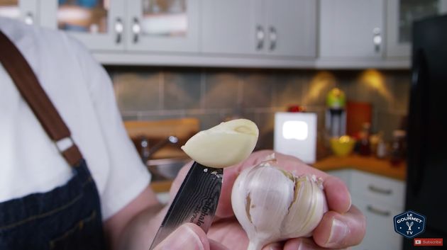 Chef revela 'truque' para descascar alho com faca, igual ao vídeo que se tornou