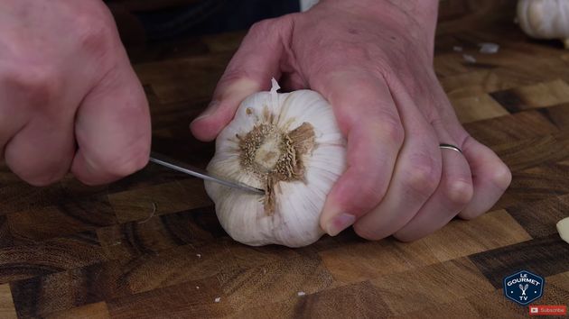 Chef revela 'truque' para descascar alho com faca, igual ao vídeo que se tornou