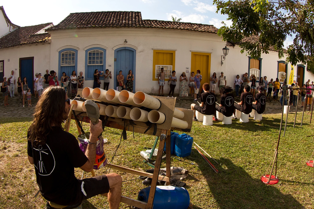 Apresentação do grupo Embatucadores em Paraty, no Rio de