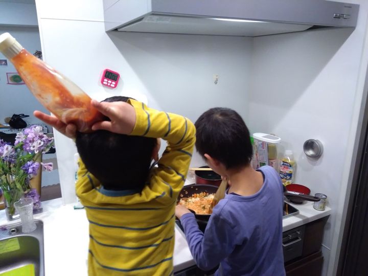 子どもたちにとっても、松田くんとの夕食準備は楽しいみたい。親にとっても、献立を考えるところから任せられるのは本当にありがたい。