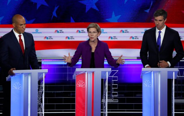 Elizabeth Warren, entre Cory Booker à gauche et Beto O'Rourke, à droite le 26juin lors...