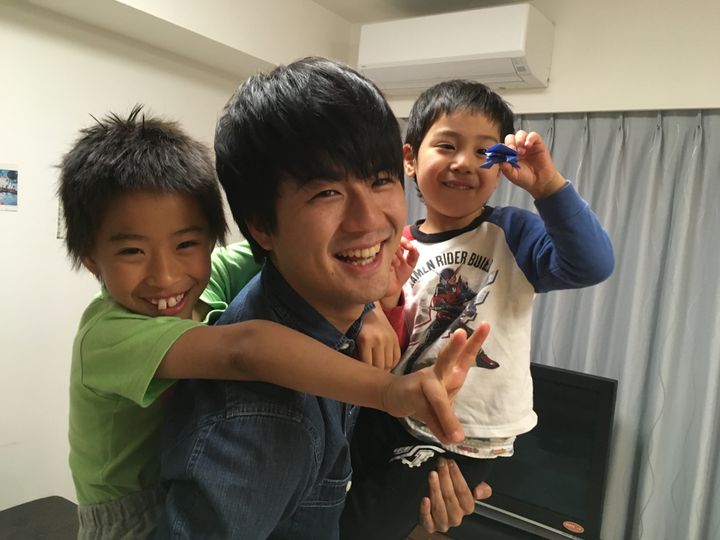 松田くんにおんぶと抱っこで嬉しそうな子どもたち