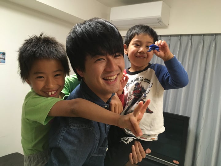 松田くんにおんぶと抱っこで嬉しそうな子どもたち