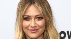 Por qué le han regalado a Hilary Duff un pene de
