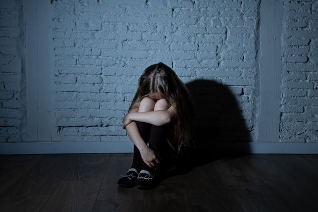 Il padre violentava la figlia di 10 anni, la madre assisteva: arrestati genitori a