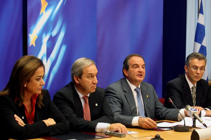 Κεντρικός «παίκτης» στην κυβέρνηση του Κώστα Καραμανλή, εδώ ο Θόδωρος Ρουσόπουλος μαζί με τον πρώην πρωθυπουργό, την Ντόρα Μπακογιάννη και τον Γιώργο Αλογοσκούφη.