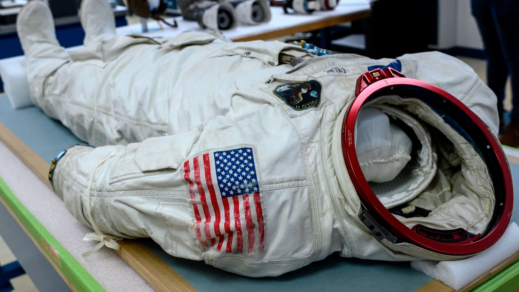 La Combinaison De Neil Armstrong Premier Homme Sur La Lune Va Disparaitre Le Huffpost