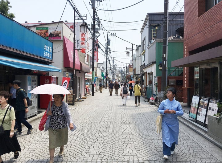 面白法人カヤックの本社がある鎌倉市内の御成通り。多くの人で賑わっていた