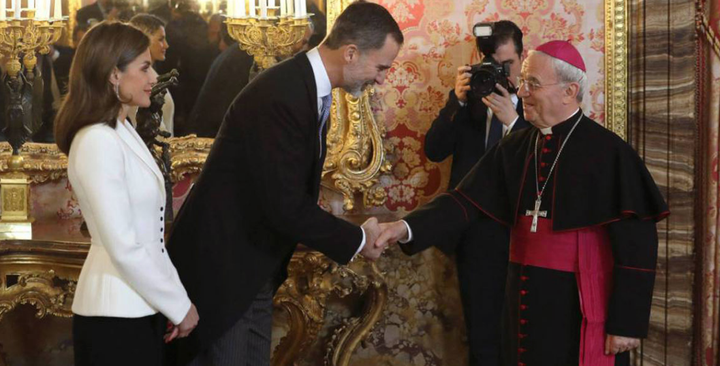 Renzo Fratini, a la derecha, saludando al rey Felipe y a la reina Letizia.