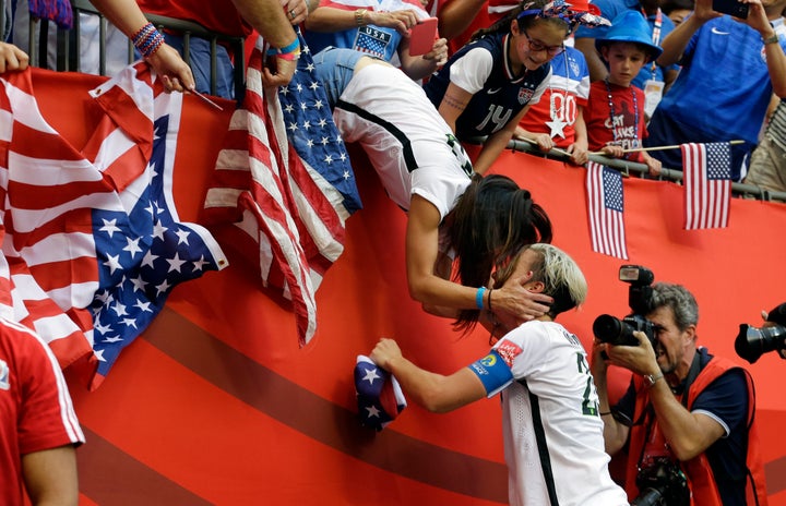  Abby Wambach and Sarah Huffman in 2015. 