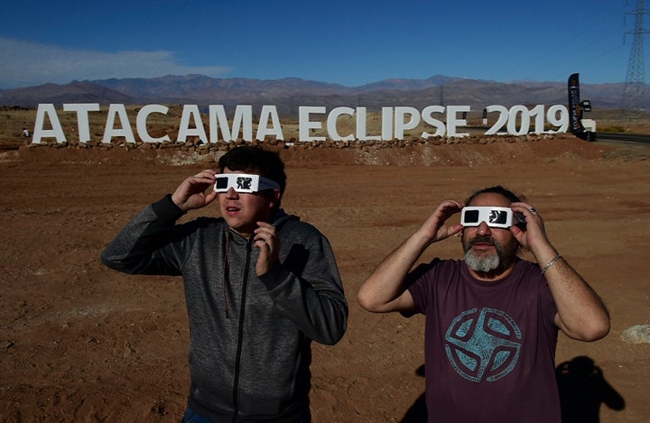 Chilenos se preparam para assistir ao eclipse solar total nesta terça-feira.