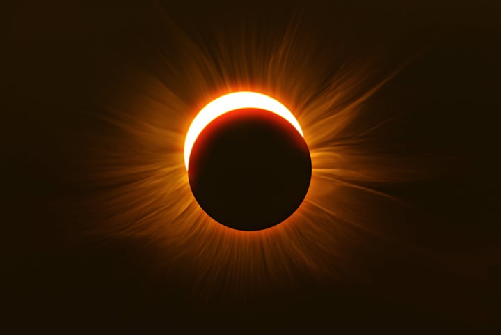 Eclipse solar é fenômeno que atrai a atenção de milhares de pessoas.
