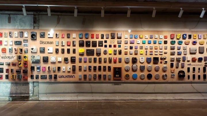 地下4階の「Walkman Wall」 歴代ウォークマンが壁一面に展示