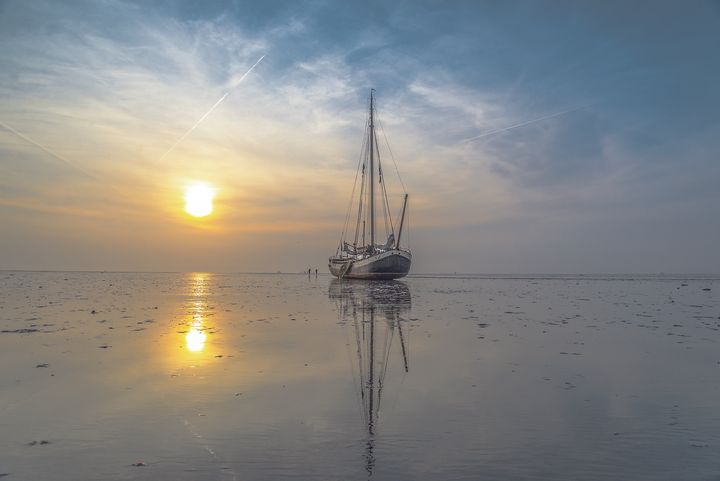 The Waddenzee is a tidal sea that separates the north of the Netherlands from a string of barrier islands. Twice every 24 hours, the tide ebbs and the sea turns into a huge, wet sand surface. Due to sea level rise, the Waddenzee might be continuously under water in the near future.