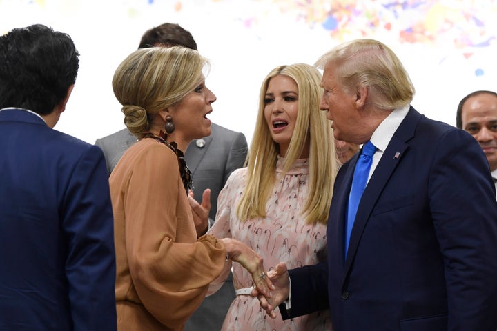 Donald Trump et Ivanka Trump discutent avec la reine Maxima d'Hollande (la deuxième à partir de la gauche), à la suite du sommet du G20 à Osaka, au Japon.