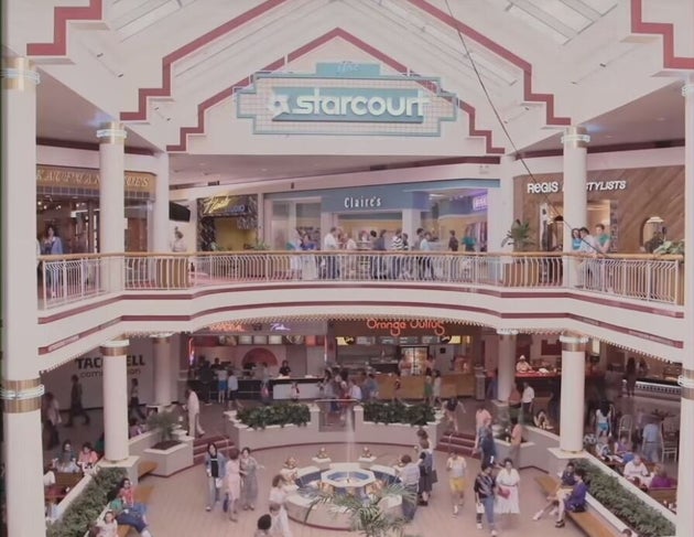 Stranger Things Saison 3 Le Starcourt Mall Dit Beaucoup Des