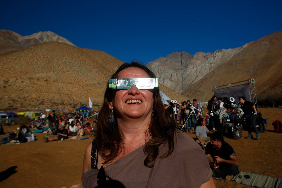 Chilenos preparados para assistir ao Grande Eclipse Solar Sul-Americano nesta terça (2).