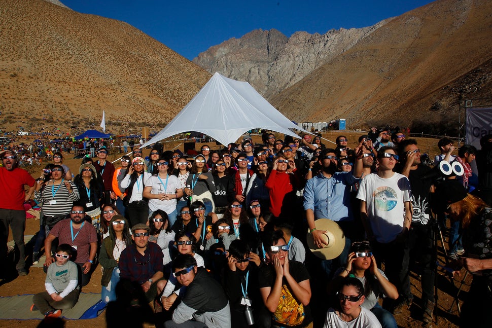 Cerca de 150 mil pessoas se reuniram para ver o fenômeno em pleno Deserto do Atacama.
