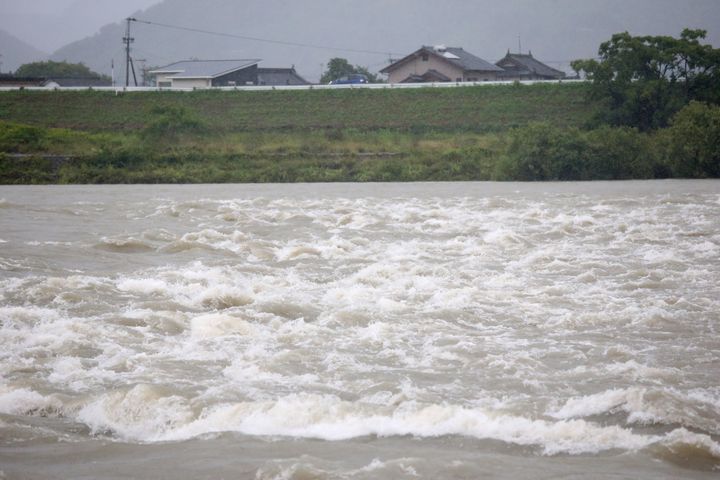 増水して濁る熊本県八代市の球磨川＝３日午前