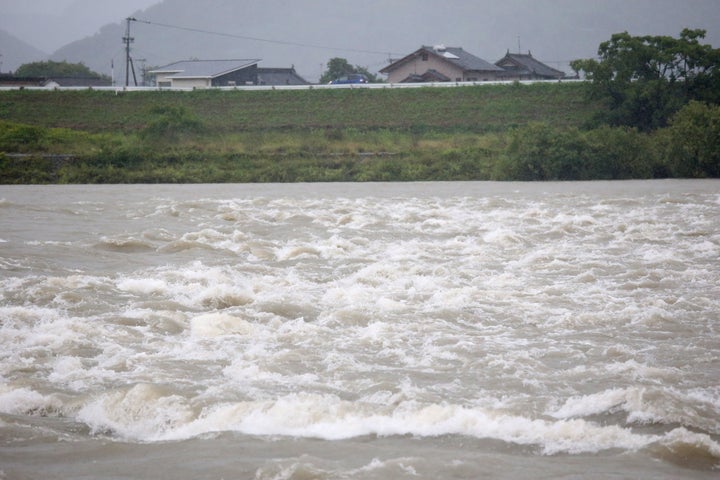 増水して濁る熊本県八代市の球磨川＝３日午前