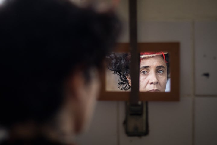 A atriz Layla Ruiz pouco antes de se tornar a Dra. Pororoca.