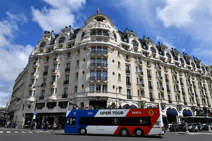 パリ市内を走る観光バス