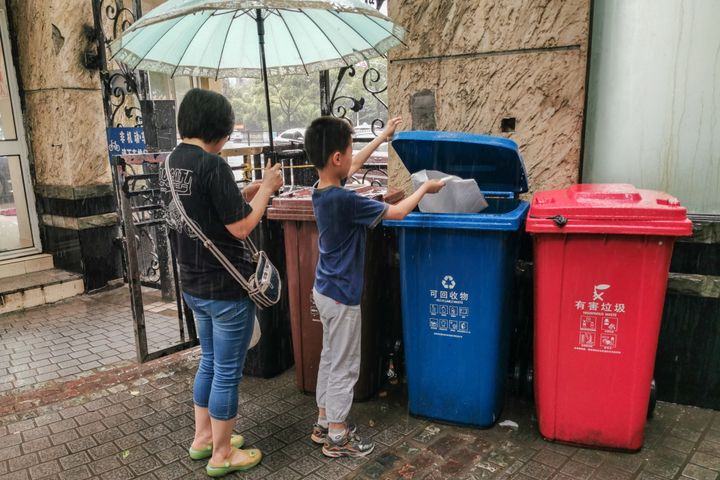 ゴミを捨てる市民（上海）