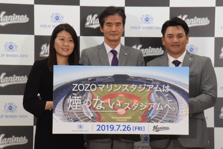 左から、フィリップ・モリス・ジャパンのシェリー・ゴー社長、千葉ロッテの山室晋也社長、井口資仁監督