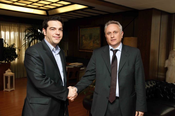 Ο Γιάννης Ραγκούσης υποδέχεται τον Αλέξη Τσίπρα στο γραφείο του, ως υπουργός σε στιγμιότυπο του 2010.