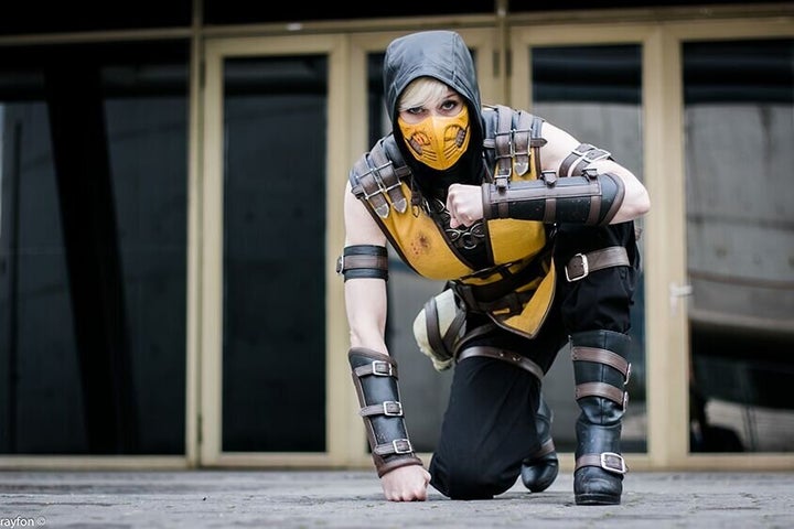 Le premier costume qu’a confectionné Marie-Claude était un costume de ninja féminin: Frost, du jeu vidéo <em>Mortal Kombat</em>.