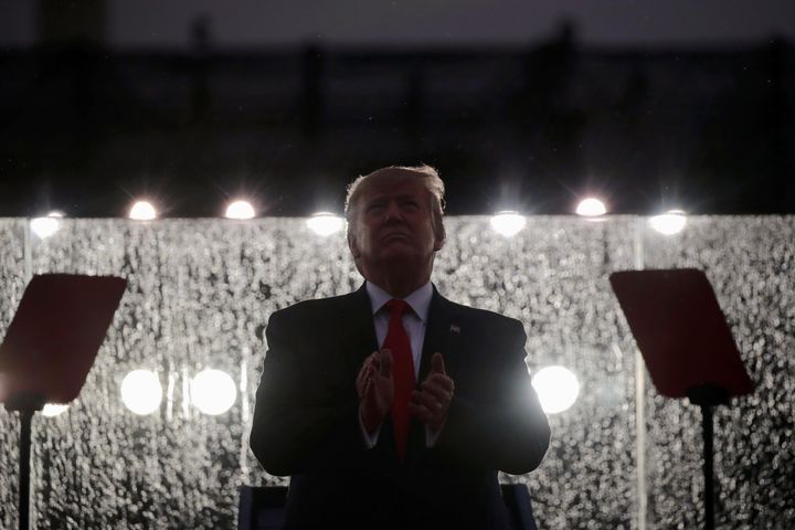 Le président américain Donald Trump applaudit pendant les célébrations du Jour d'indépendance au Lincoln Memorial, à Washington, le 4 juillet 2019.