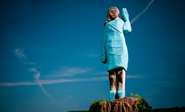 Cette statue de Melania Trump a été installée dans un champ près de Sevnica,...