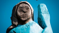 Une statue de Melania Trump incendiée en