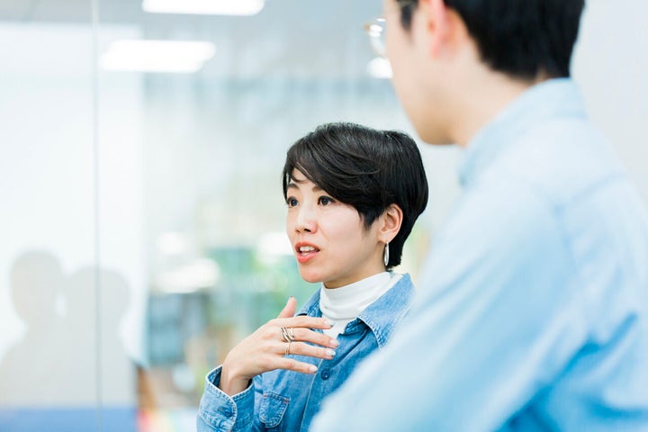 水野綾子（みずの・あやこ）。編集者。出版社で雑誌の編集を経て、2015年から編集業に加えて“人のPR業”を開始。2017年に家族で熱海に移住。東京での仕事を続けながら、週4日、新幹線で熱海・東京間を行き来するサーキュレーションライフ（循環型生活）を送る。二拠点、複業など「多様な働き方」を熱海から実践、発信中。2018年には、ビズリーチの『地域貢献ビジネスプロ人材』に、熱海市の地元企業と都市部の人材をつなぐコーディネーターとしてかかわる