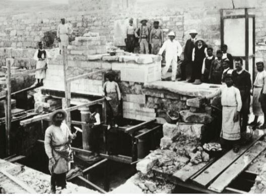 20th century, England, Oxford, Ashmolean Museum, archaeology Greece, Crete, Knossos, The British archaeologist Arthur Evans (1851-1941) during the reconstruction of the Minoan Palace, vintage photograph