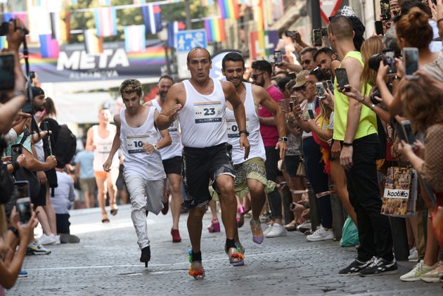 男女がハイヒールで スペインの街中をガチ疾走 ハイヒール レース ハフポスト