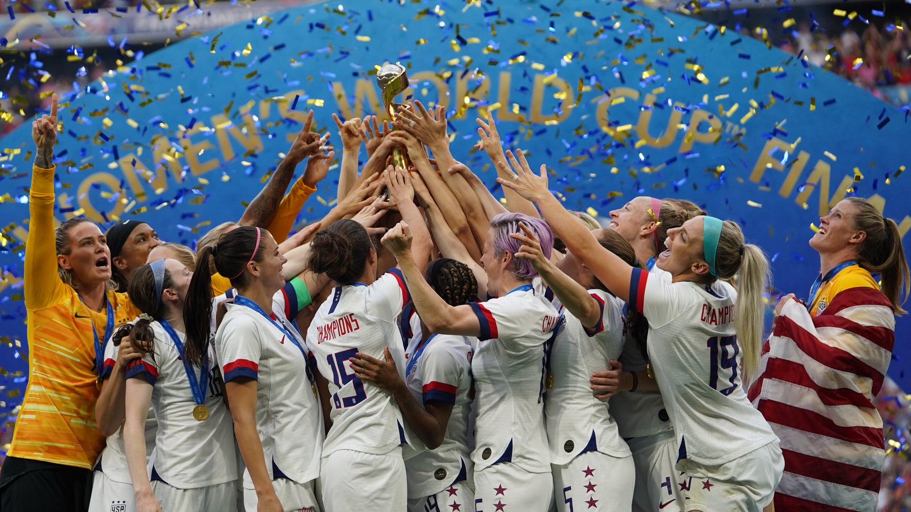サッカー女子w杯 決勝戦後スタジアムが 平等な報酬を の歓声に包まれる ハフポスト サッカー女子w杯 決勝戦後スタジアムが 平等な報酬を の歓声に包まれる ハフポスト