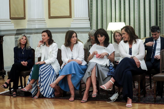 Η Ντόρα Μπακογιάννη (δεξιά) και οι αδελφές της, Αλεξάνδρα και Κατερίνα. Αριστερά, η μητέρα της Μαρέβα Γκραμπόφσκι.