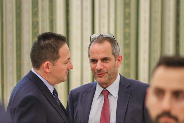 Ο διευθυντής του Γραφείου Τύπου του Κ. Μητσοτάκη, Κωνσταντίνος Ζούλας (δεξιά). 