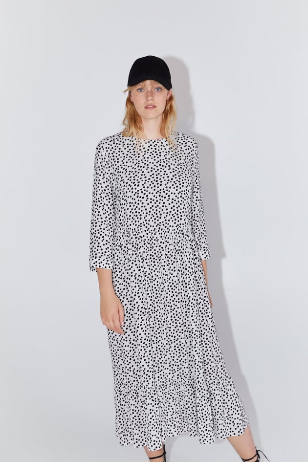 Zara repite el éxito de la chaqueta amarilla con este vestido de