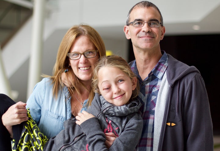 La petite Flavie Dignard, 11 ans (qu'on voit ici entourée de ses deux parents), vit avec la neurofibromatose de type 1 et la dysplasie fibreuse.