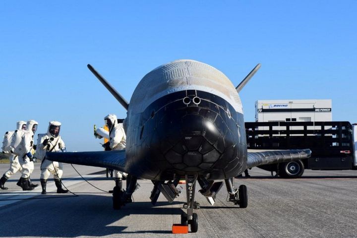 Photo d'archives du véhicule X-37B après son atterrissage à la base du centre spatial Kennedy de la NASA à Cape Canaveral, en Floride, le 7 mai 2017.