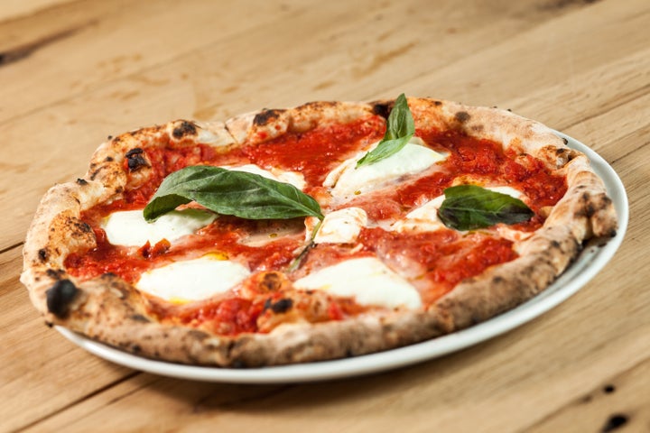 Pizza margherita sai por R$ 25 na quarta-feira.