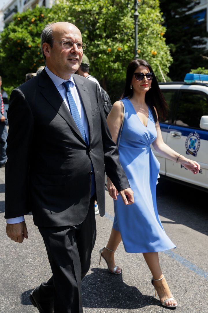 O υπουργός Ενέργειας, Κωστής Χατζηδάκης, με την σύζυγό του.