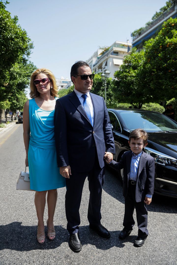 Ο υπουργός Ανάπτυξης, Αδωνις Γεωργιάδης, με την σύζυγό του, Ευγενία Μανωλίδου και τον γιό τους. 