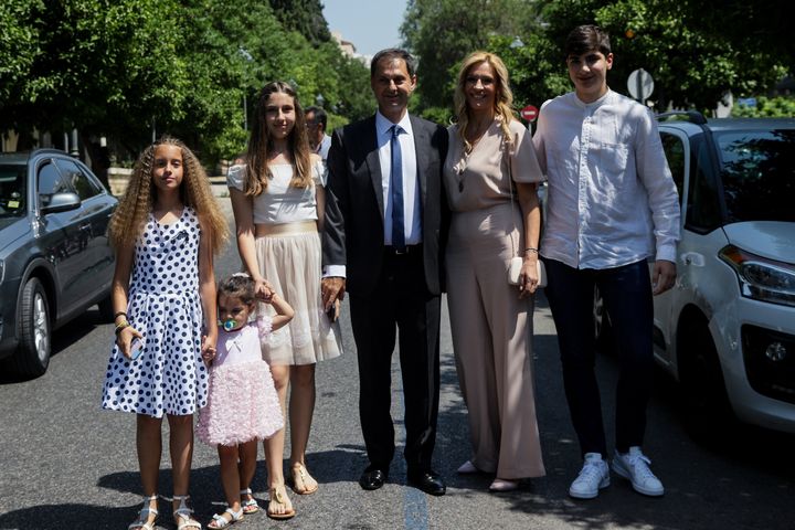 Ο νέος υπουργός Τουρισμού, Χάρης Θεοχάρης, με την οικογένειά του. 